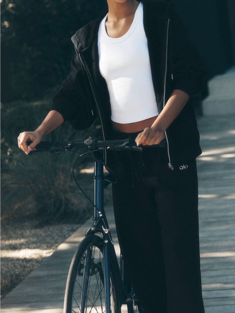 NWT - Alo Accolade Straight leg Sweatpants